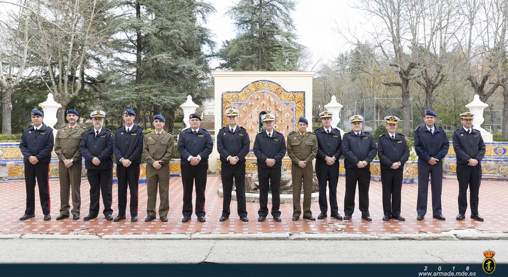 Foto de grupo de la visita de AJEMA a la Guardia Real